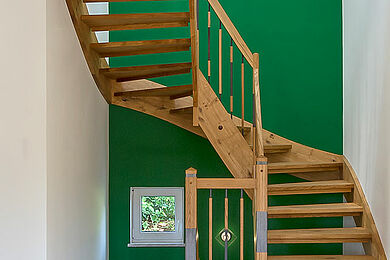 1/2 gewendelte Treppe von Haas Holzbausysteme